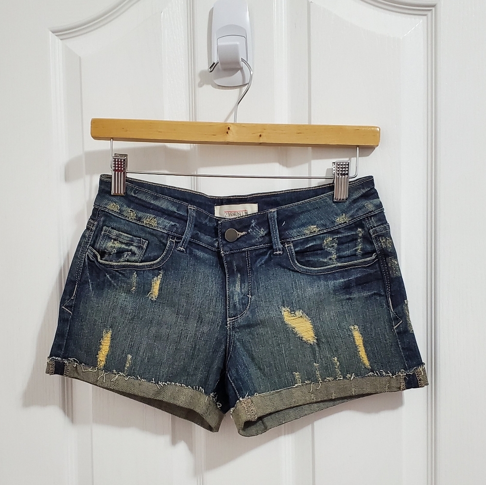 ⬇️ Forever 21 Distressed Denim Jean Shorts